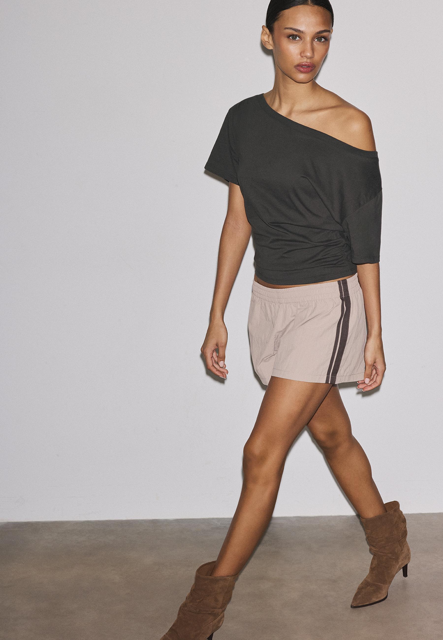 Short sleeve boat neck T-shirt with gathers — Brown