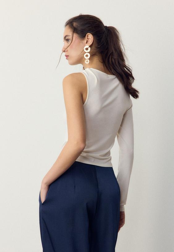 Stradivarius T-Shirt Asymétrique Boucle Métallique Écru L