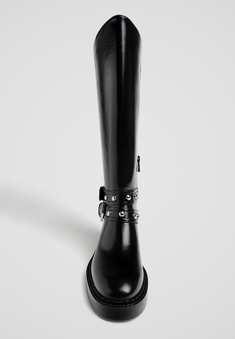 flache-stiefel-mit-doppelter-schnalle