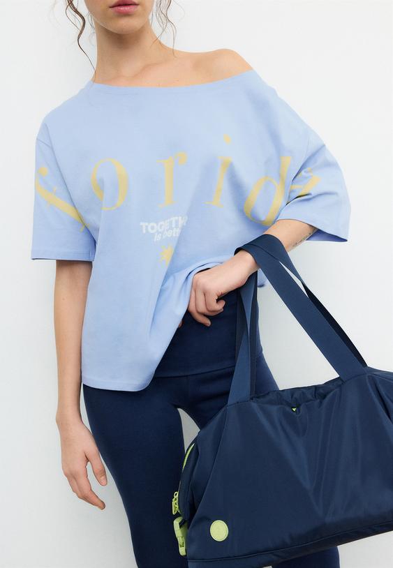 camiseta cuello barca estampada