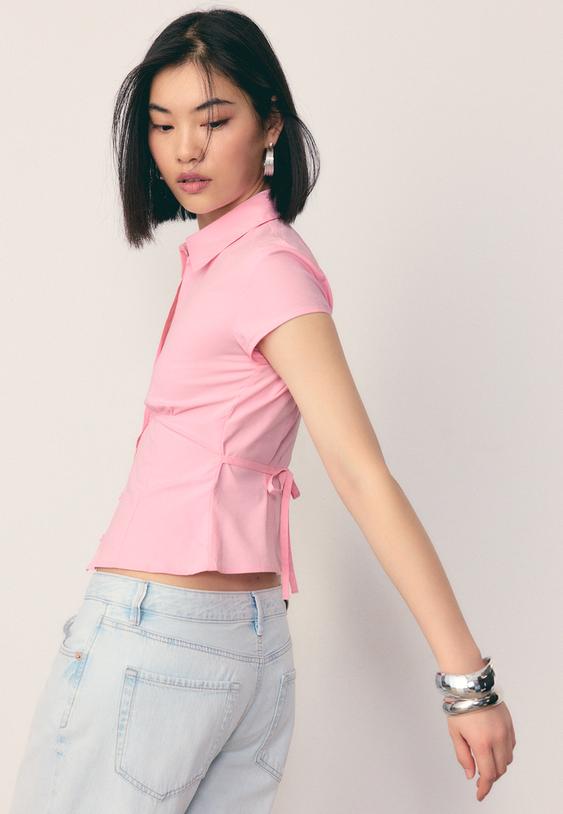 camisa de manga curta com corte abaixo do peito