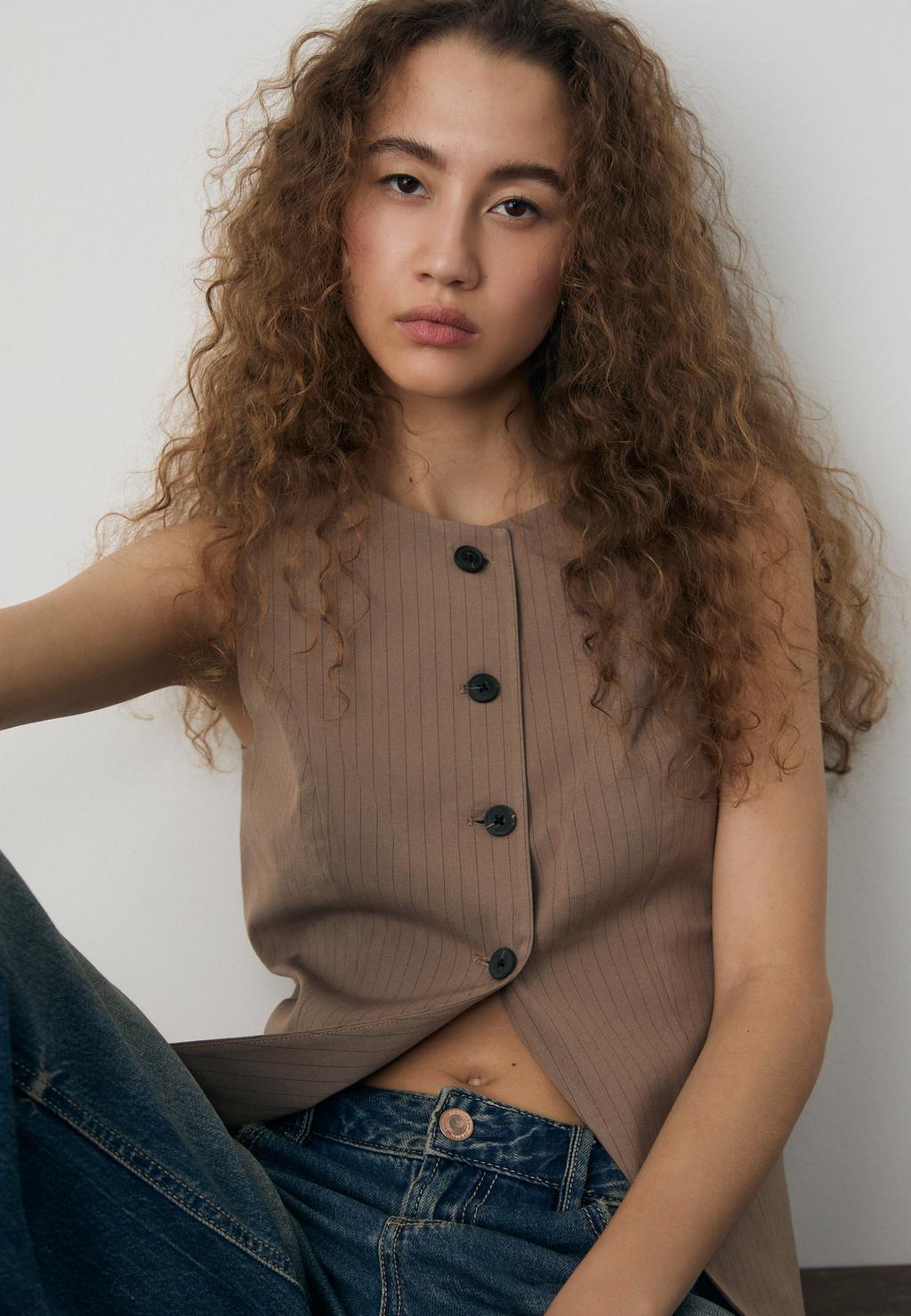 Gilet regular a righe con bottoni