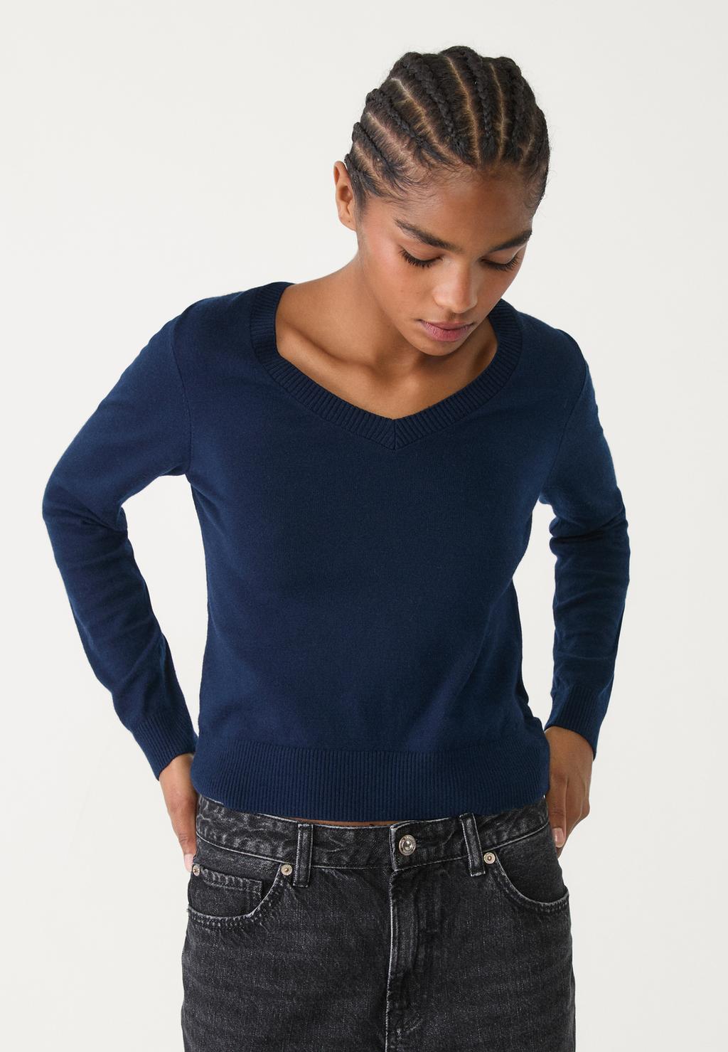 Basic knit V-neck sweater