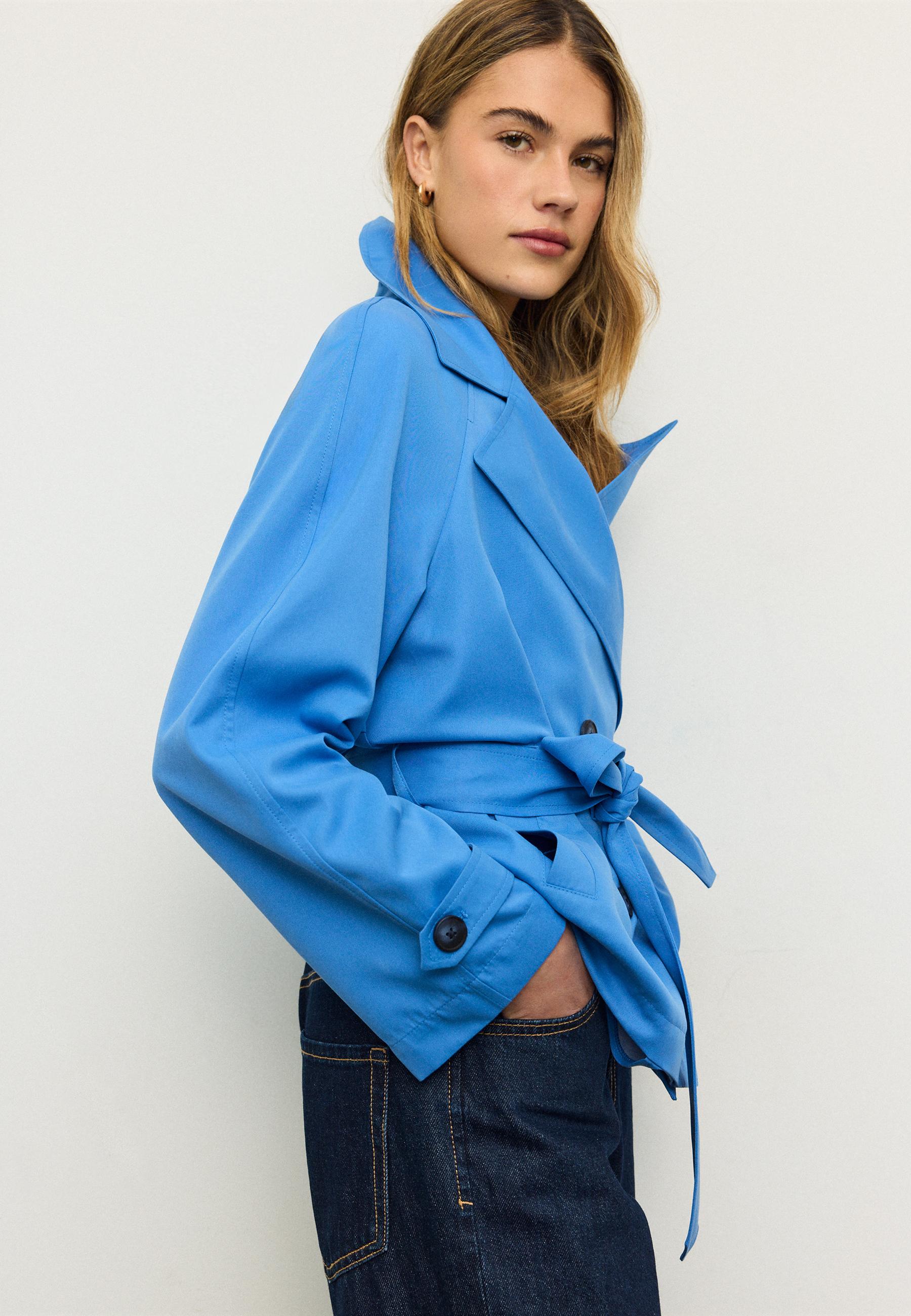 Kemerli kısa, akıcı trençkot - Görsel 4