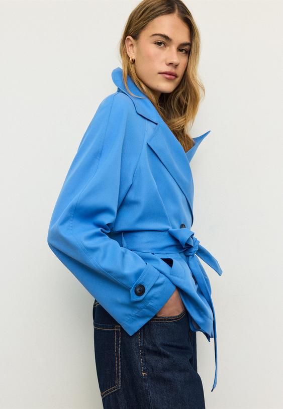 trench corto fluido con cintura