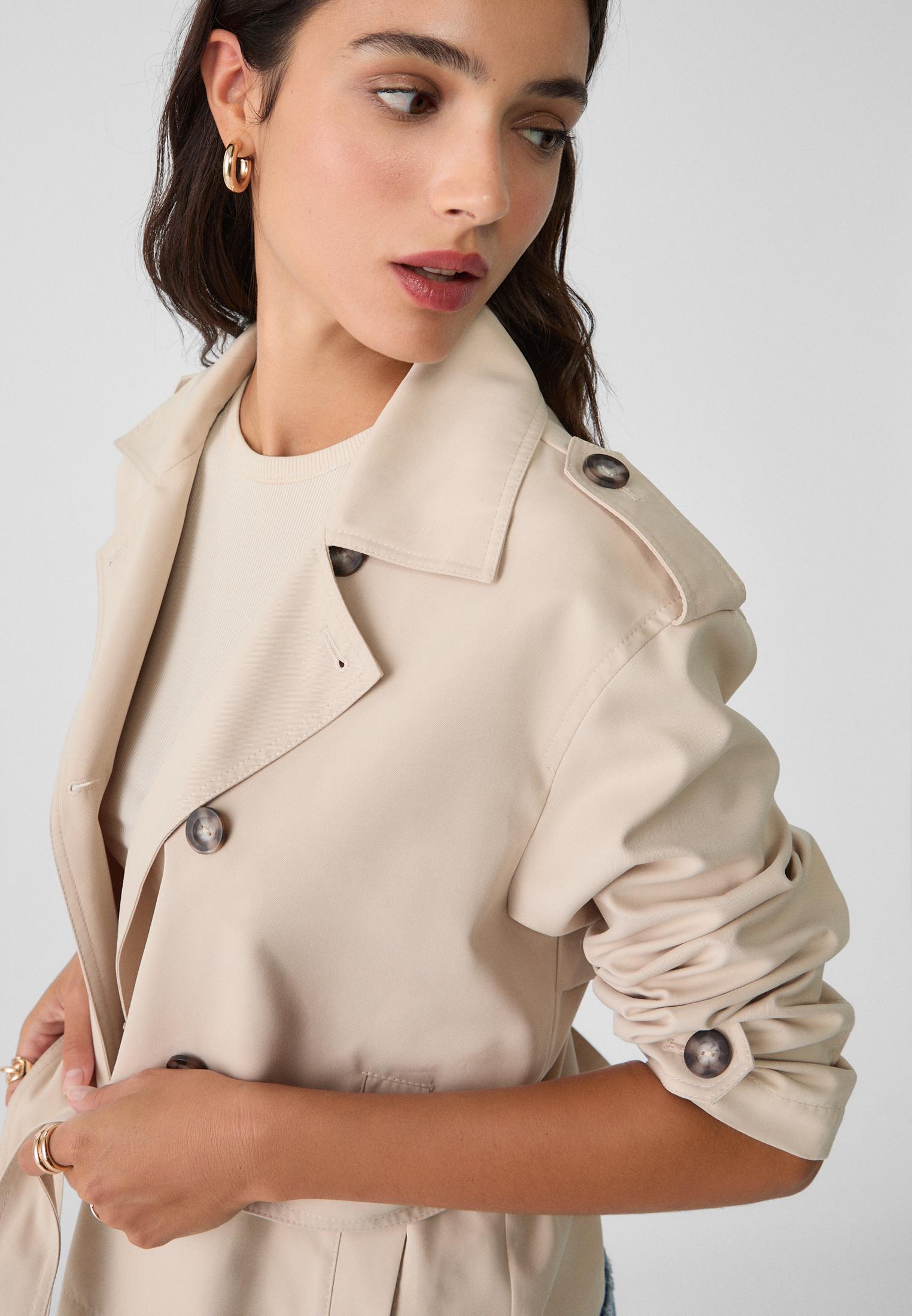 Short trench coat with belt