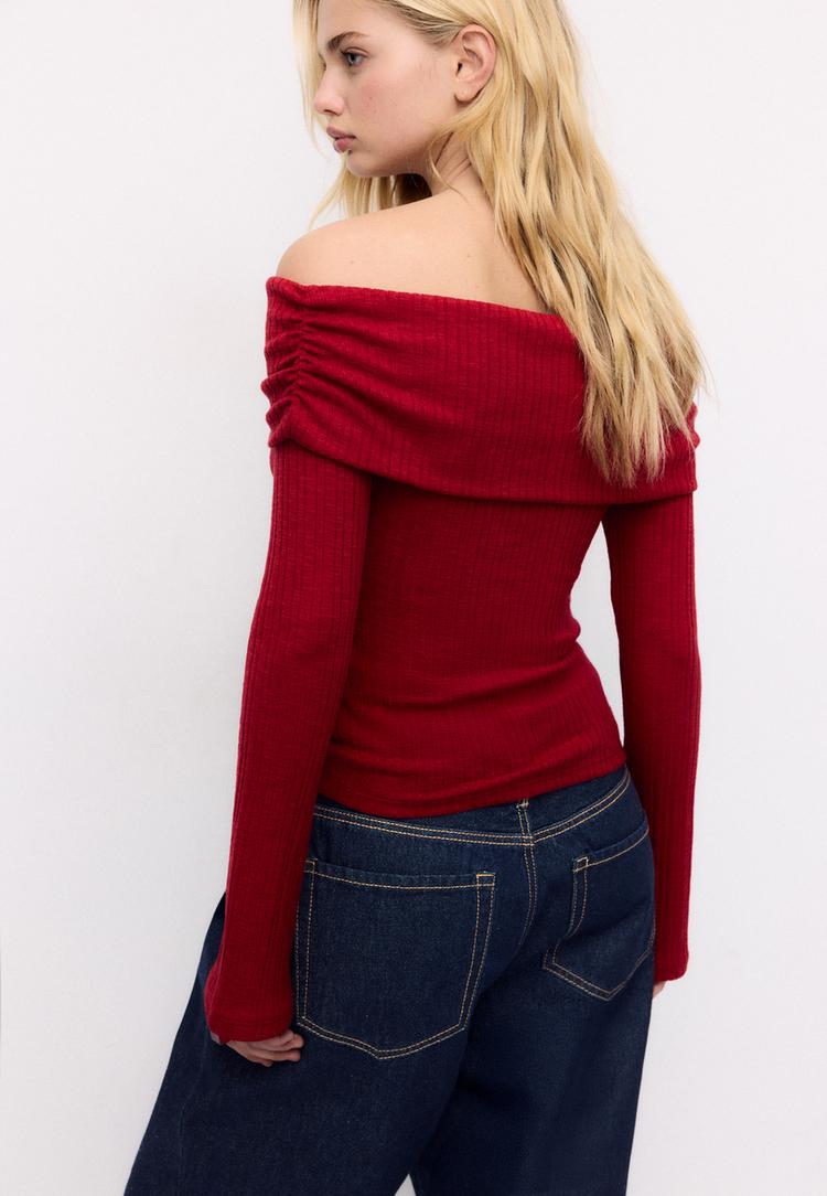 maglietta in maglia arricciata con spalle scoperte