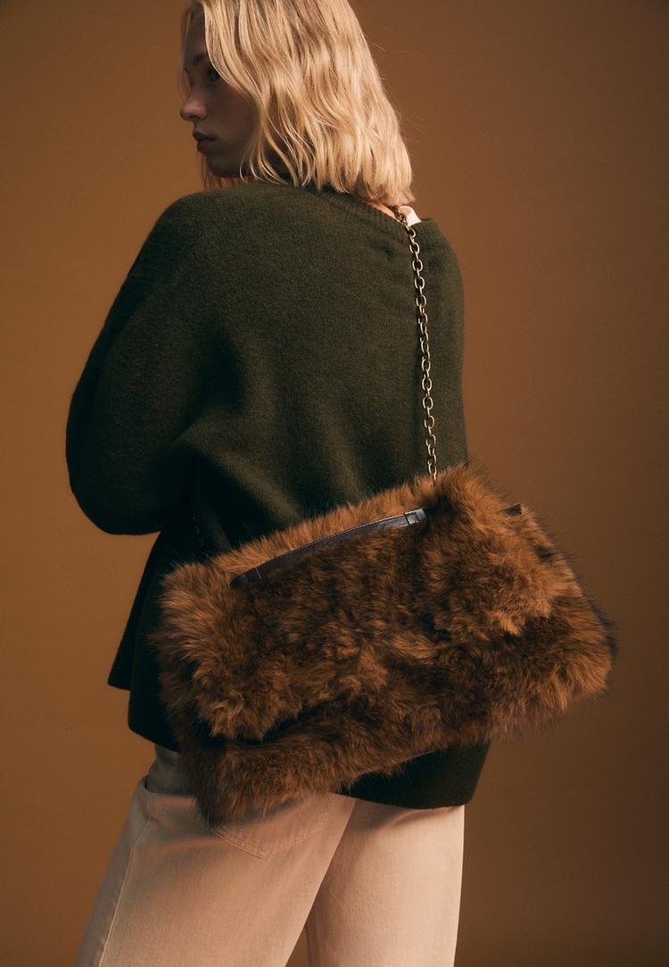 bolso bandolera rectangular efecto pelo