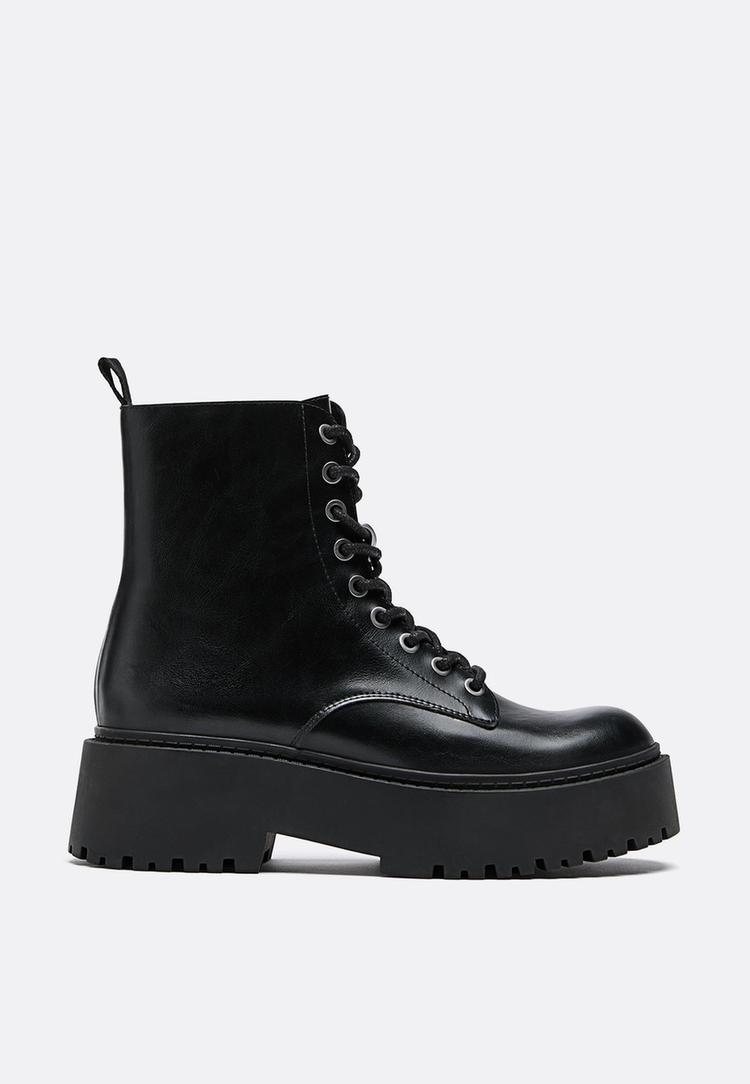 Stradivarius – Snörade Platta Boots