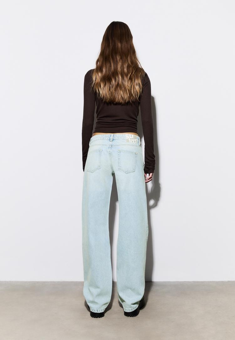 jeans-mit-tiefem-weitem-bein