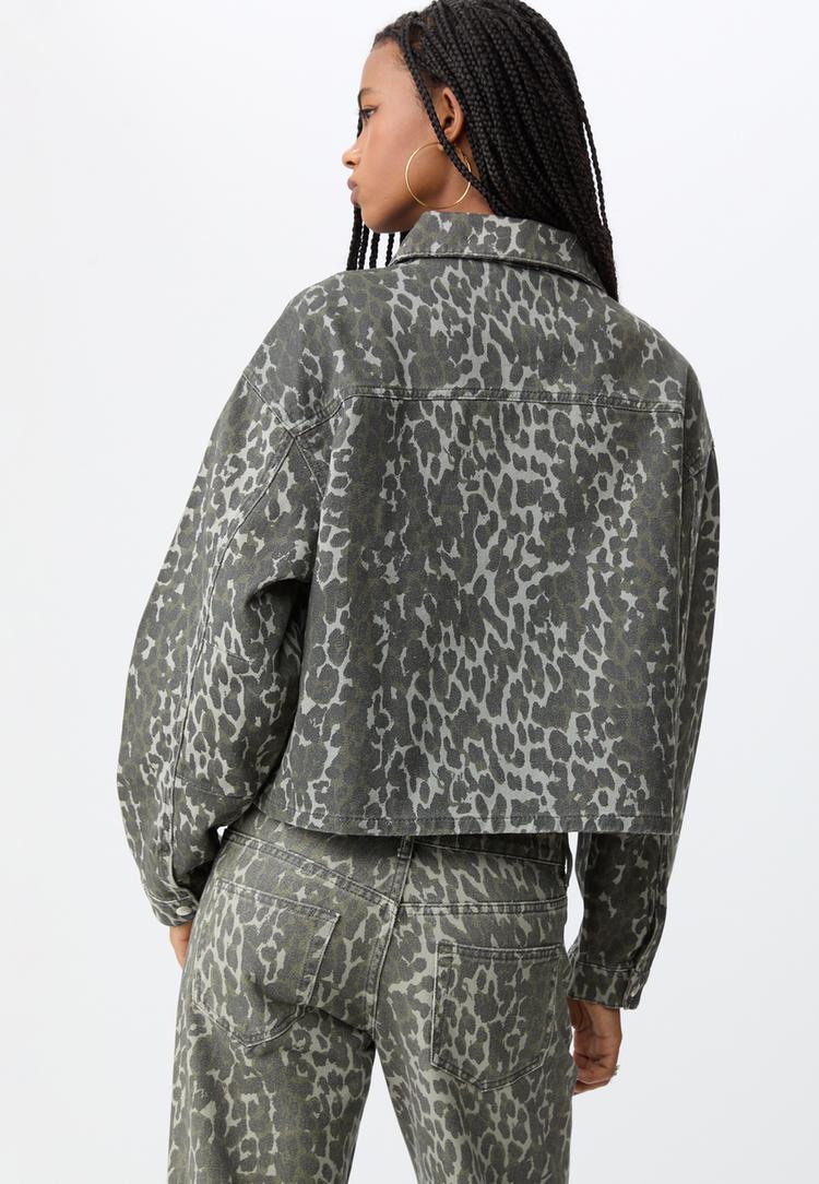 cazadora bolsillos animal print