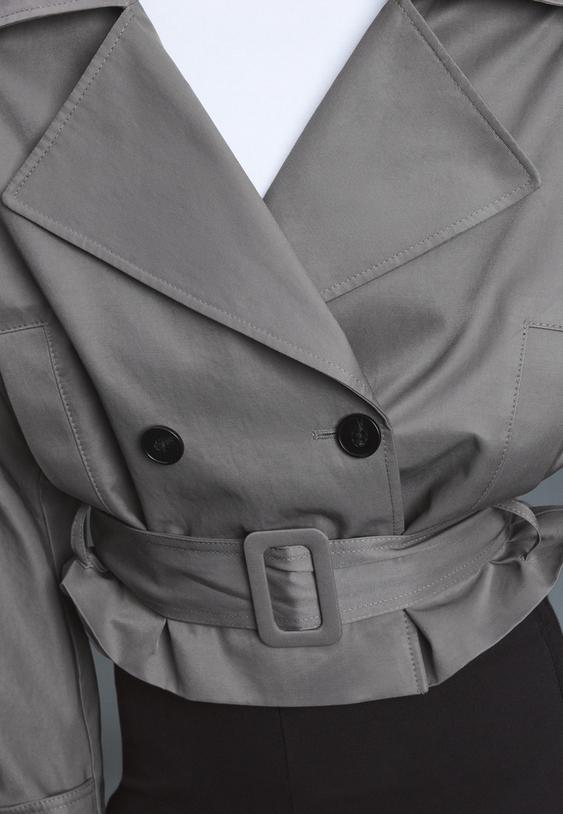 trench corto con spalline