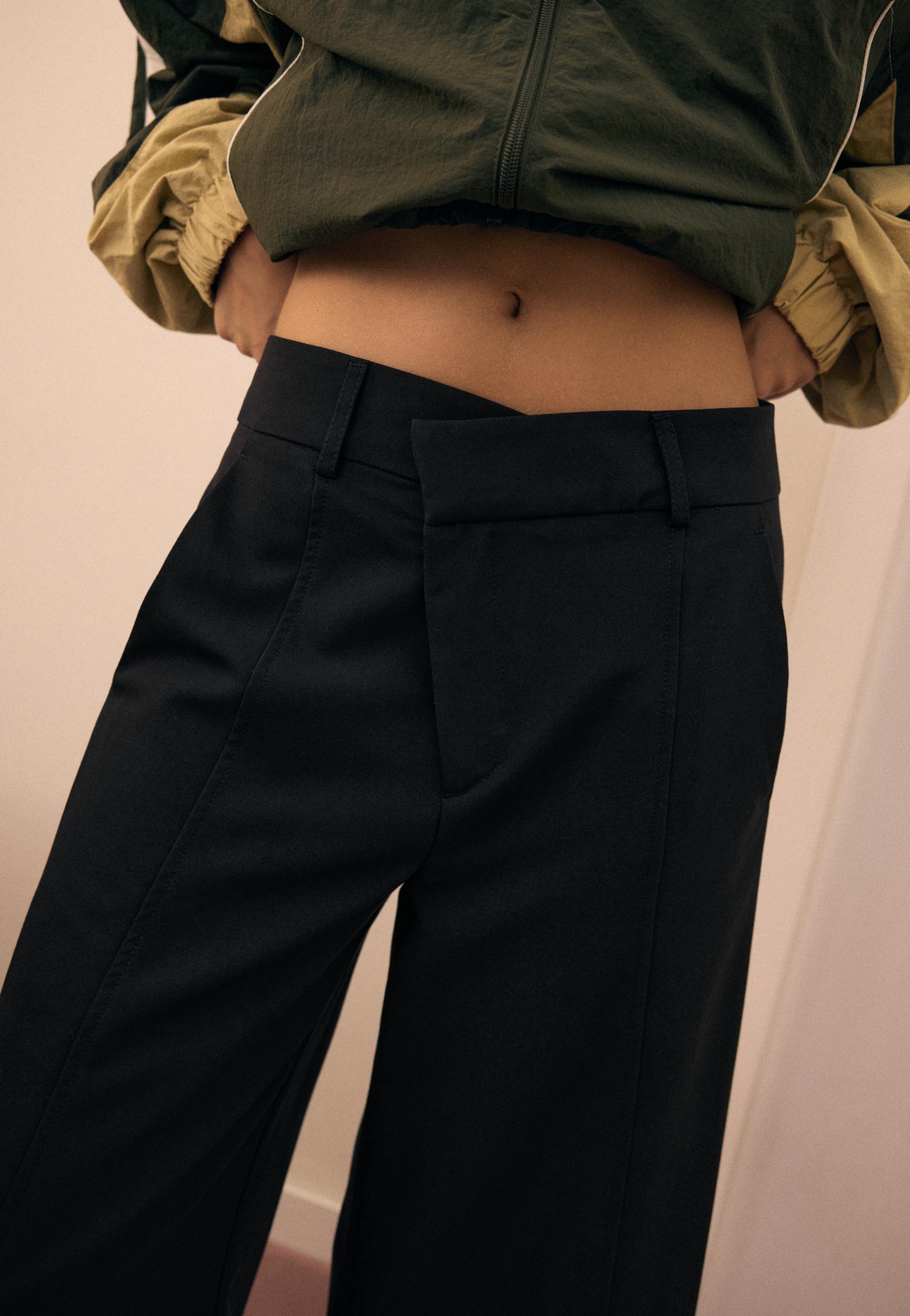 Crossed-waist smart Bermuda shorts — Black