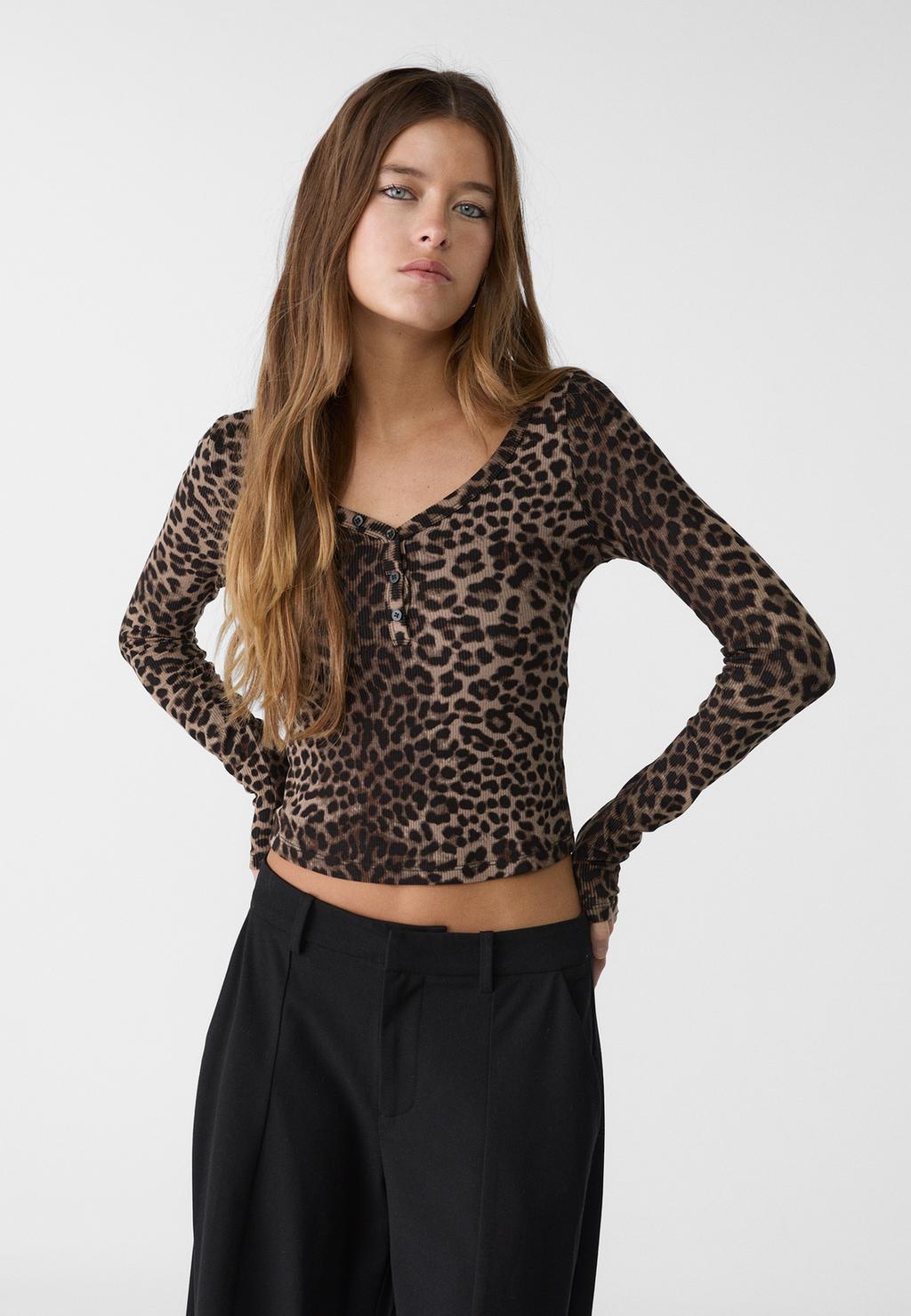 Leopard print V-neck T-shirt with buttons