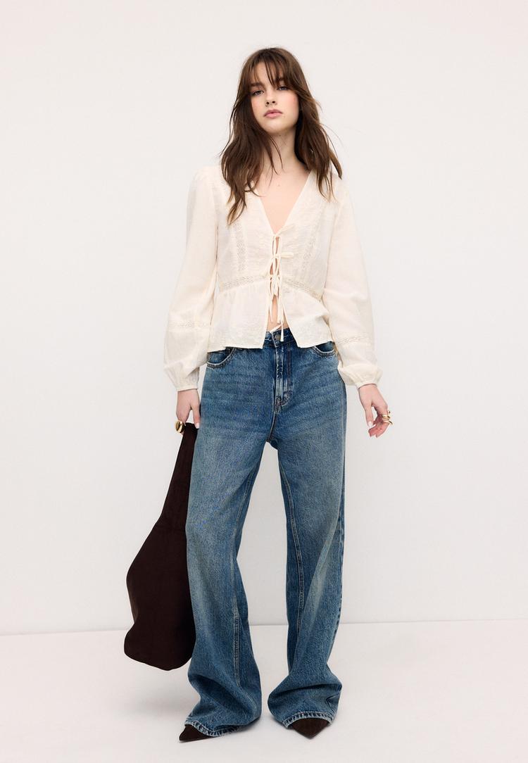 blusa fluida ricamata con nodo