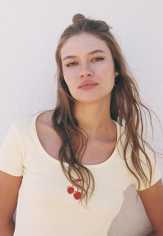 camiseta crop estampado