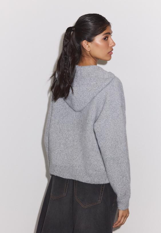 strickjacke-mit-kapuze-und-reiverschluss