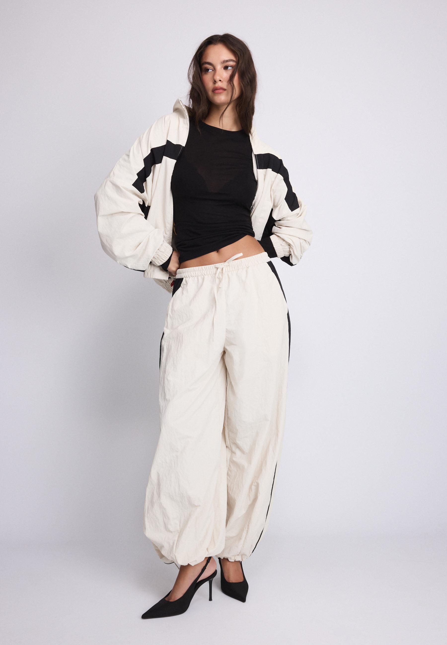 Stradivarius Jogger Παντελόνι Με Λεπτομέρειες Σε Αντίθεση Εκρού S