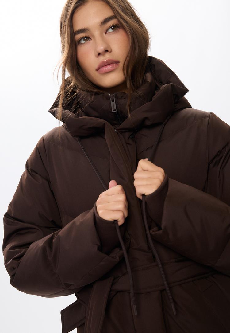 lange gewatteerde jas met dons en ceintuur