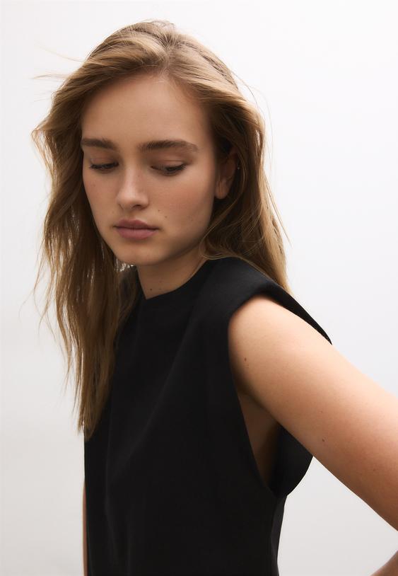 basictshirt-mit-schulterpolstern