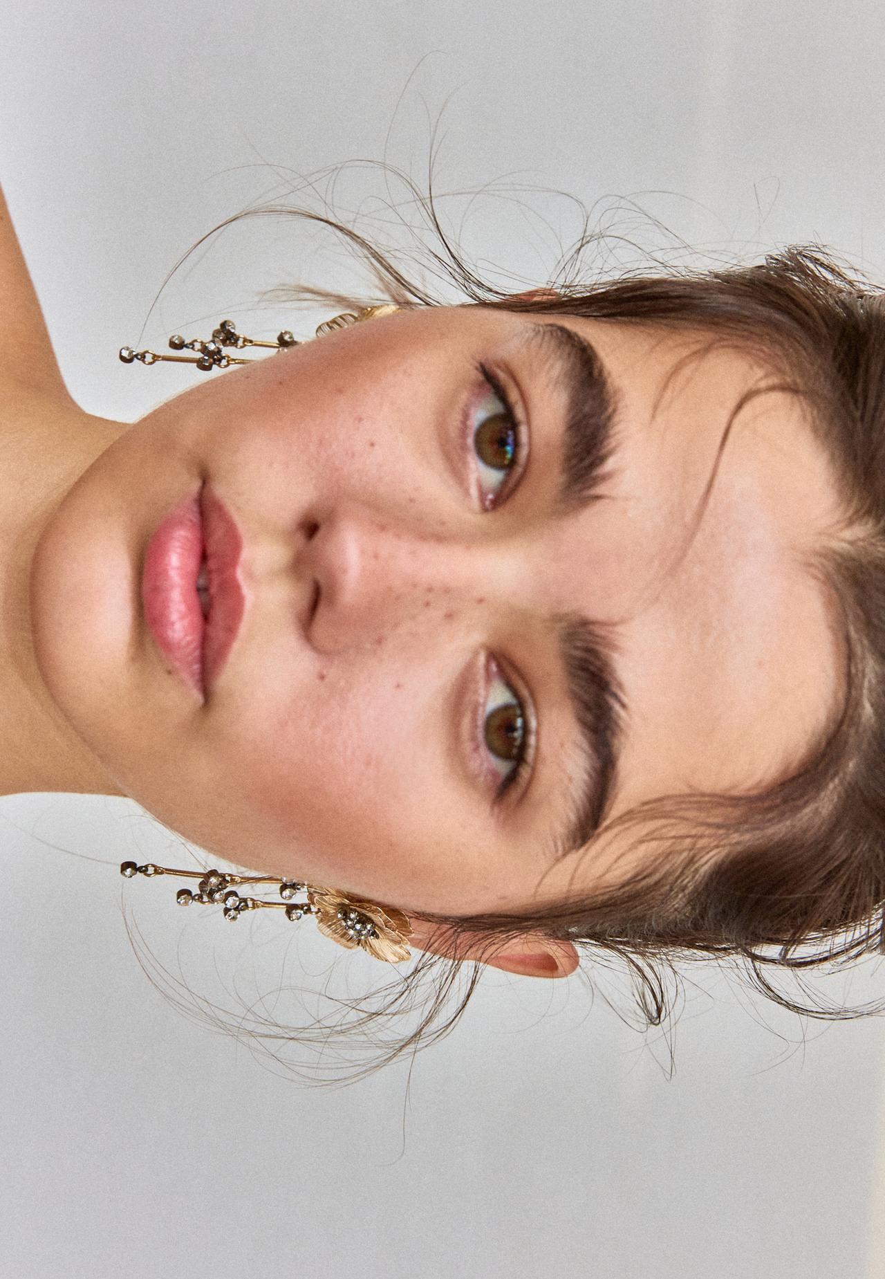 Long rhinestone flower earrings — Gold