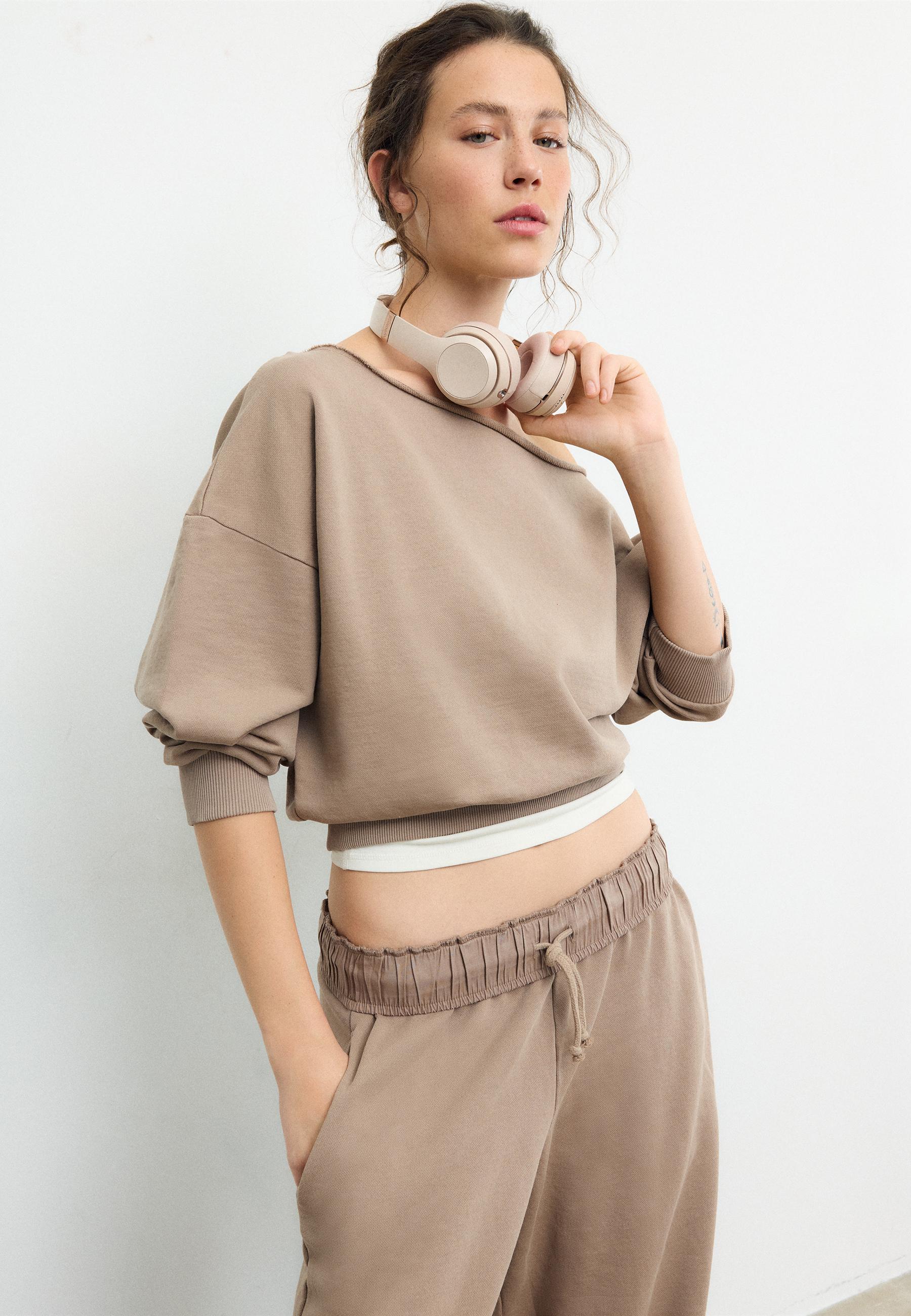 Yıkanmış görünümlü kısa sweatshirt - Görsel 2