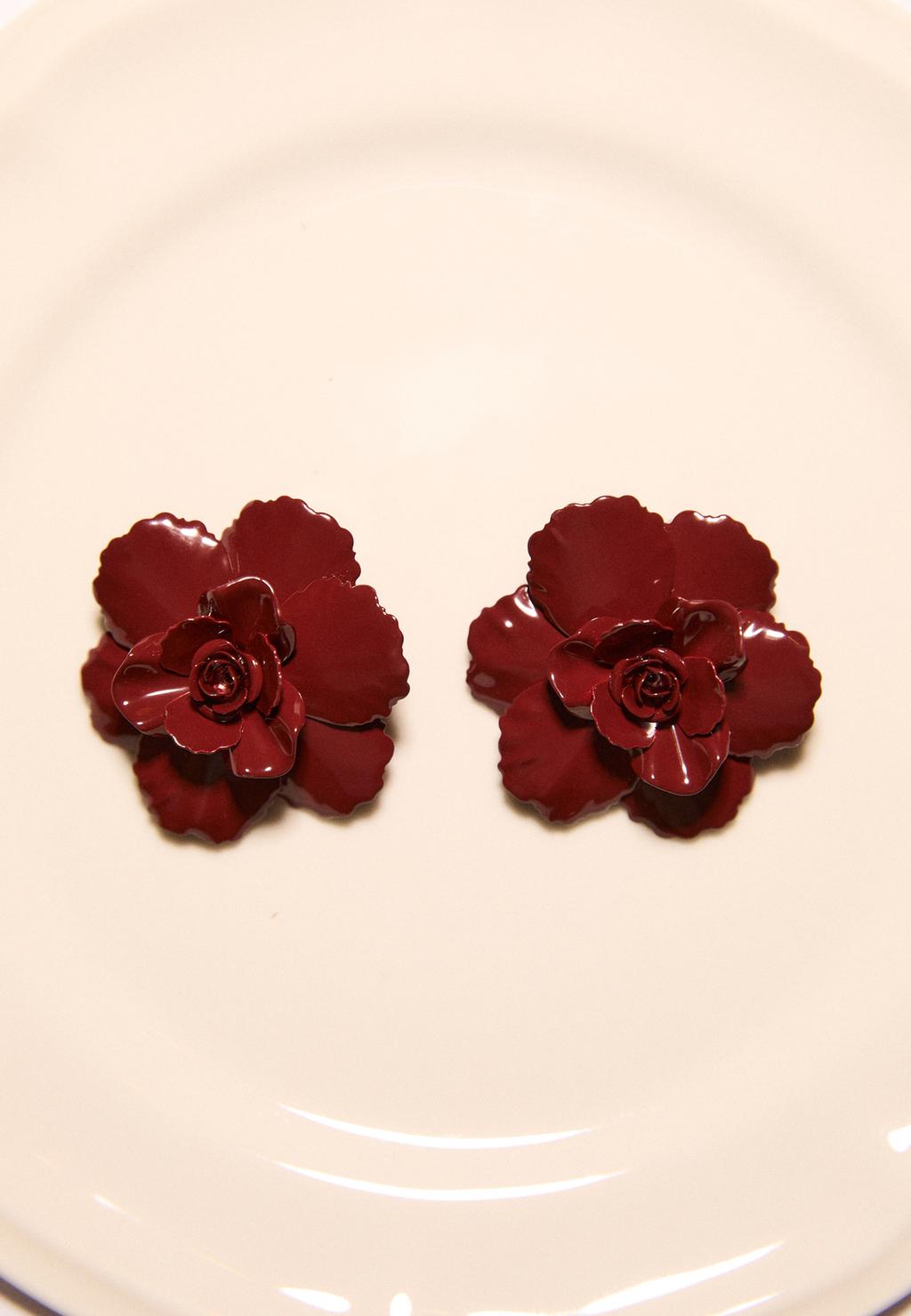 Contrast metal flower earrings