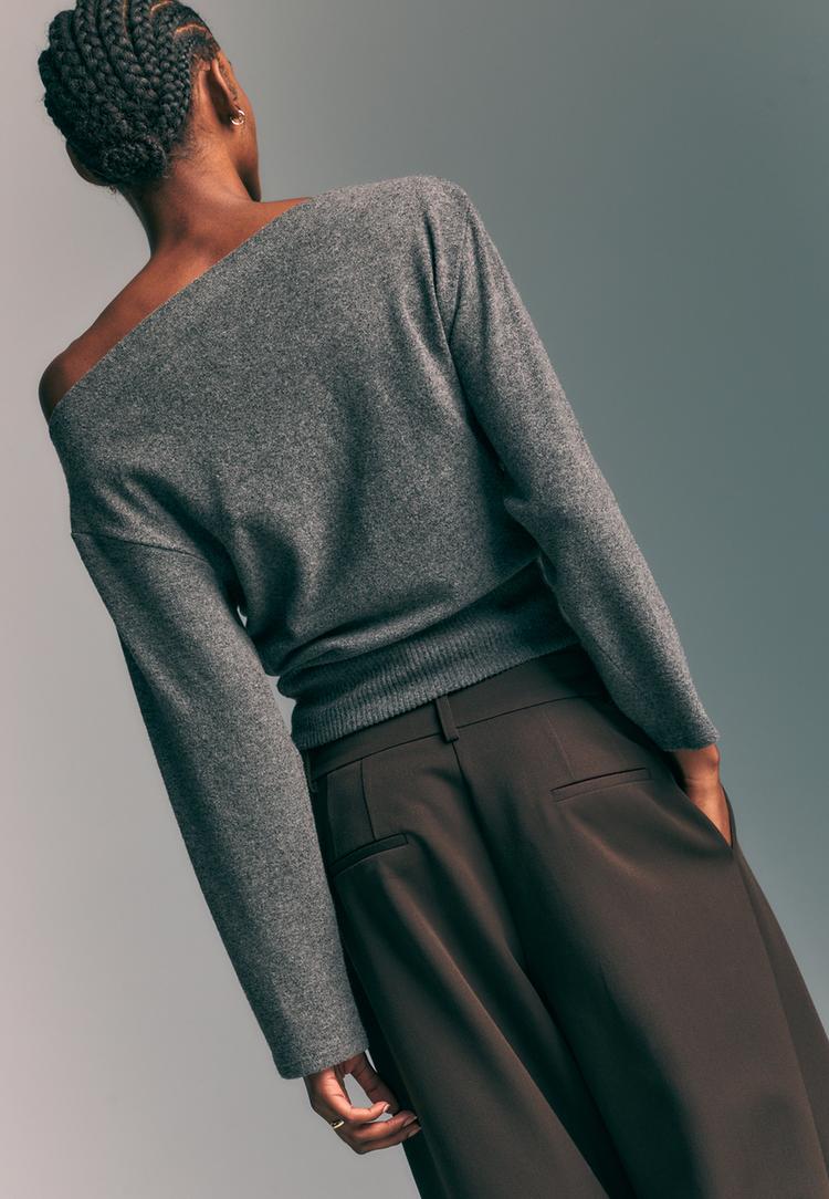 tshirt de malha com decote barco e faixa