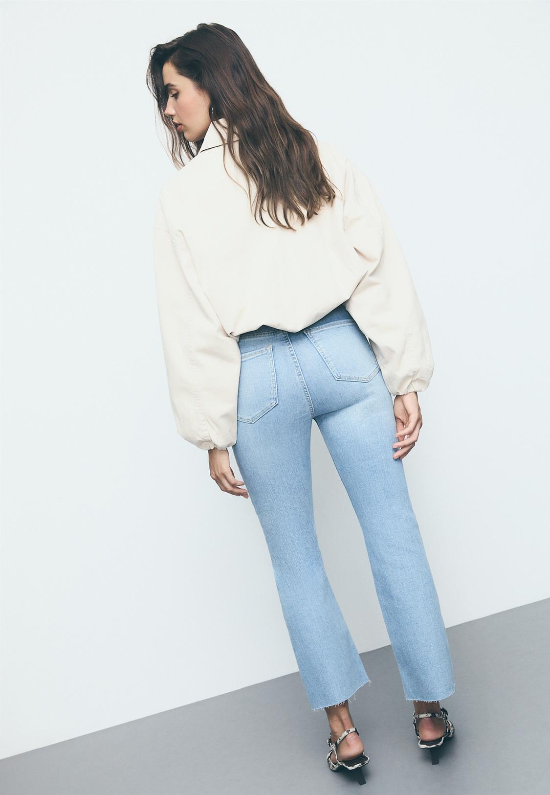 D78 Cropped flared jeans Women's fashion Stradivarius Jordan