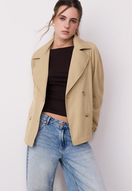 trench corto fluido con cintura