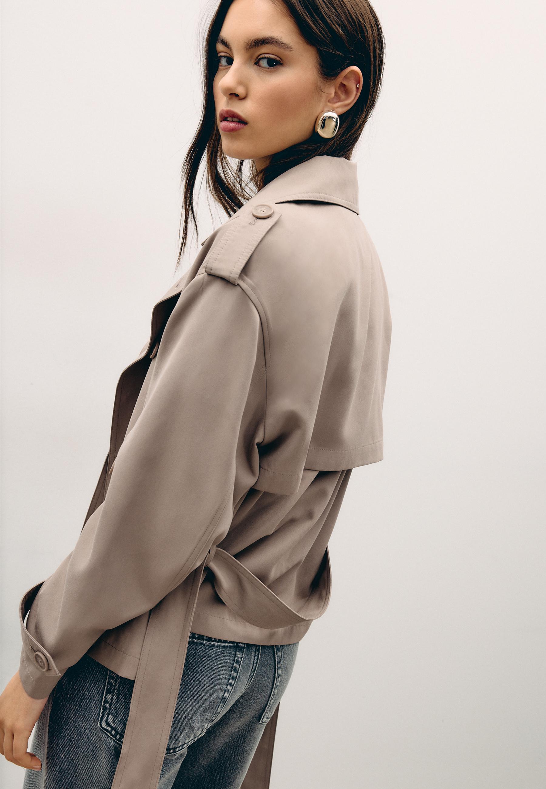 Kemerli ve dökümlü kısa trençkot - Görsel 6