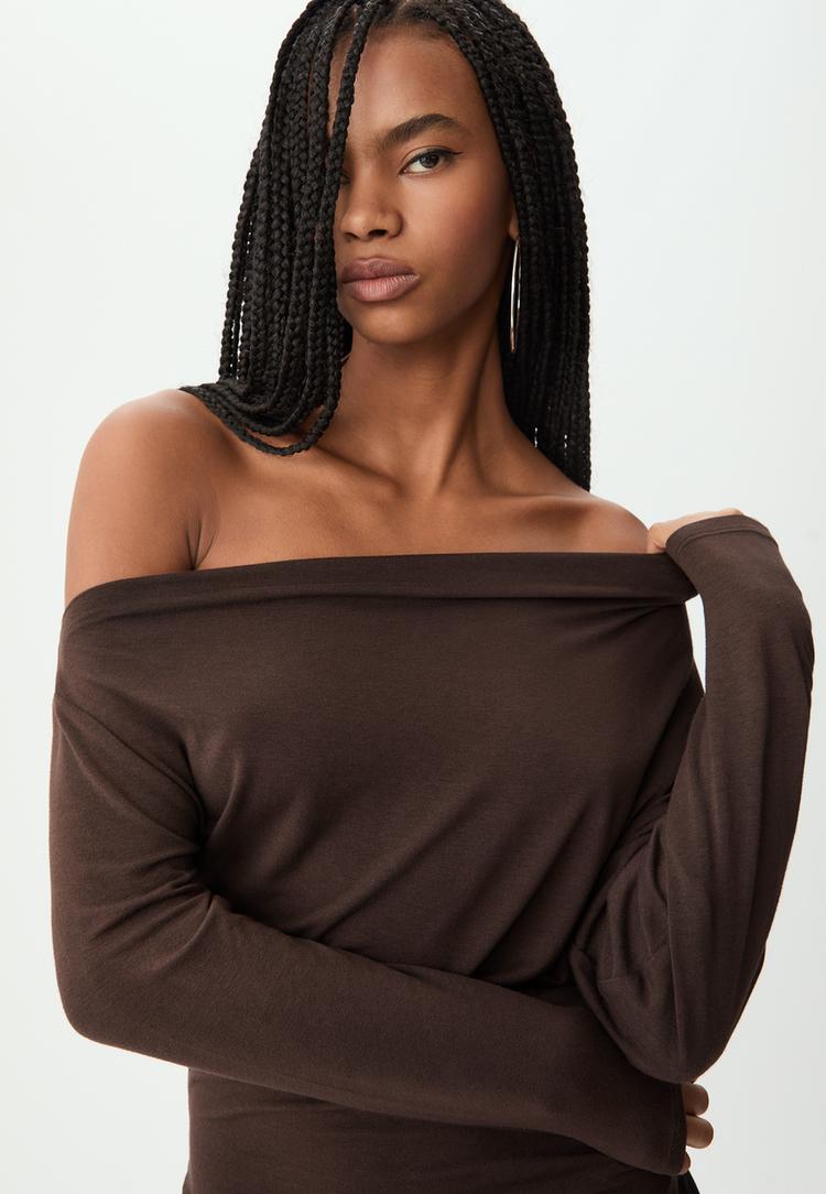 camiseta cuello asimetrico