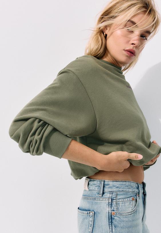 sudadera cropped globo
