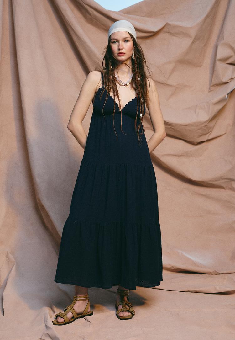 vestido fluido largo bordados