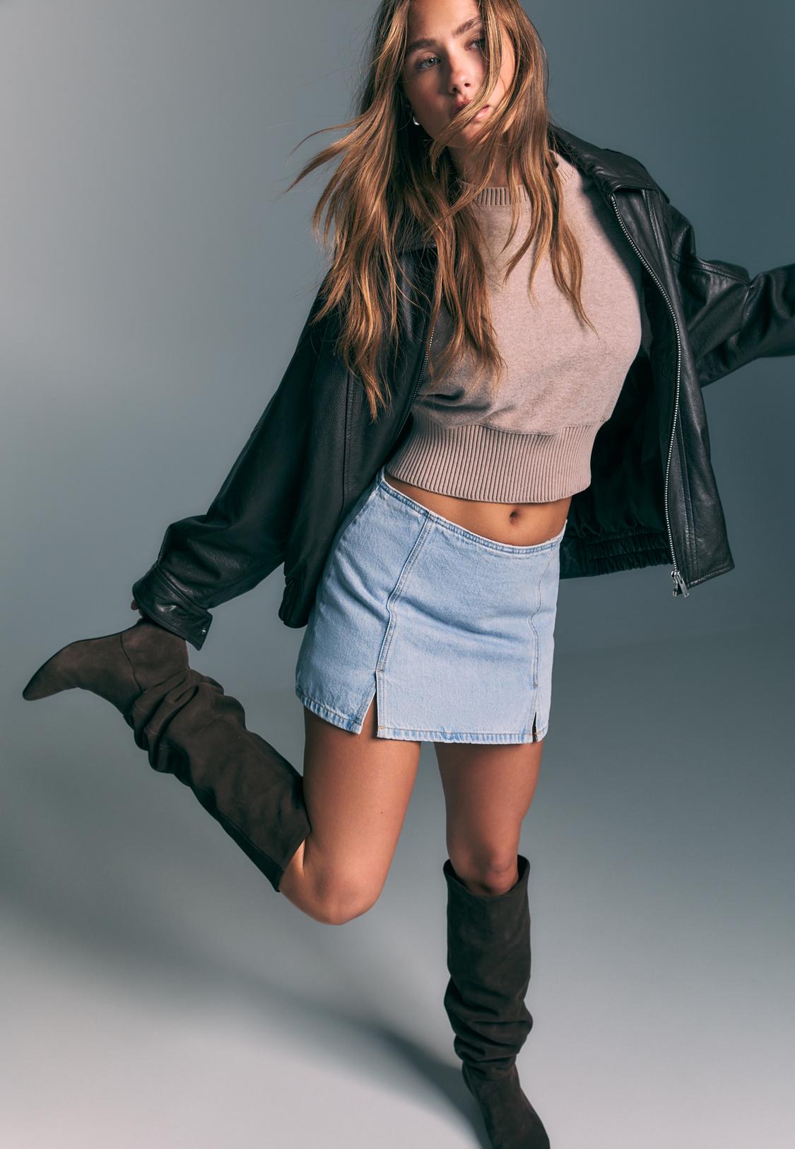 Rok celana mini dengan belahan