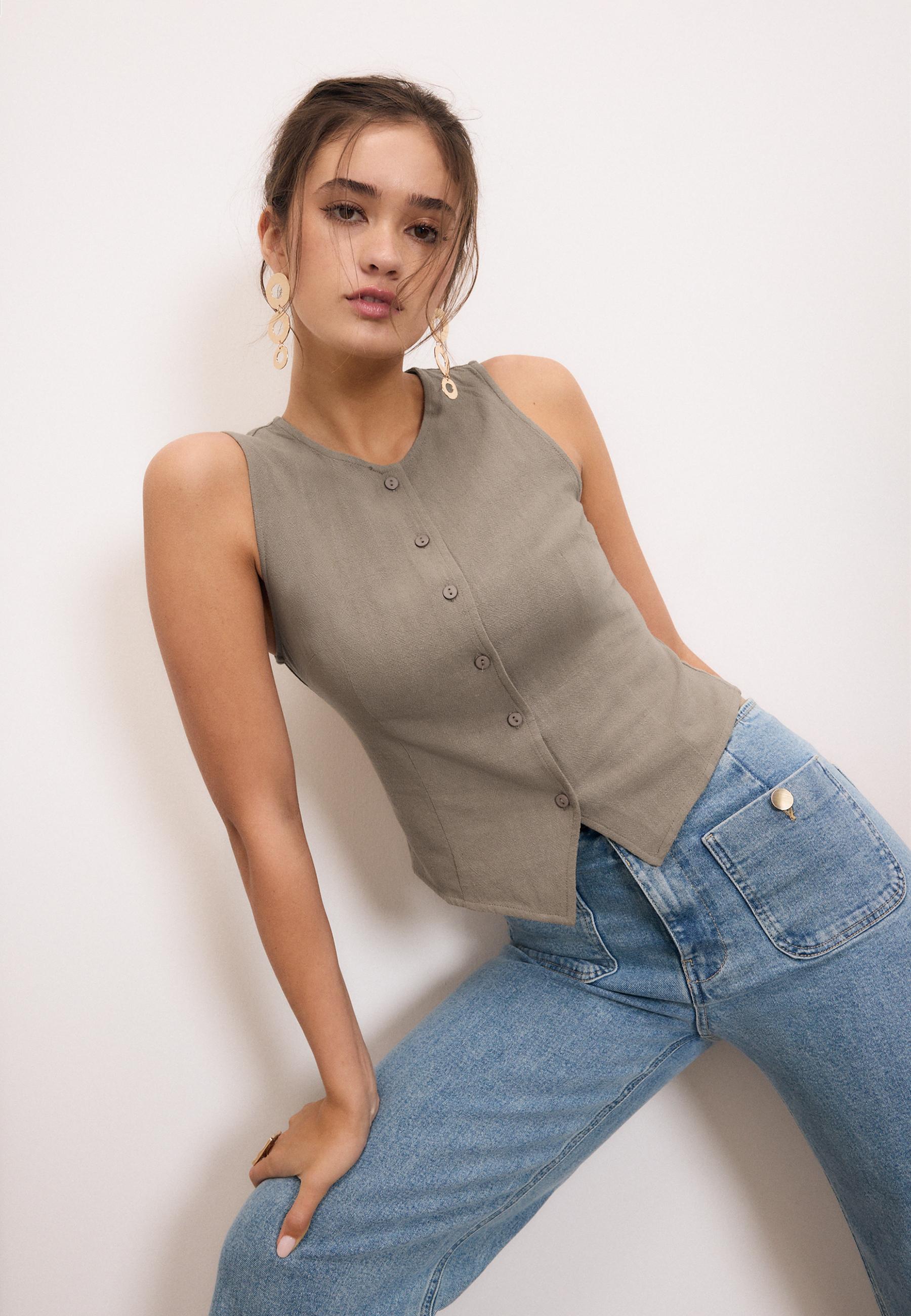 Sleeveless buttoned top — Brown