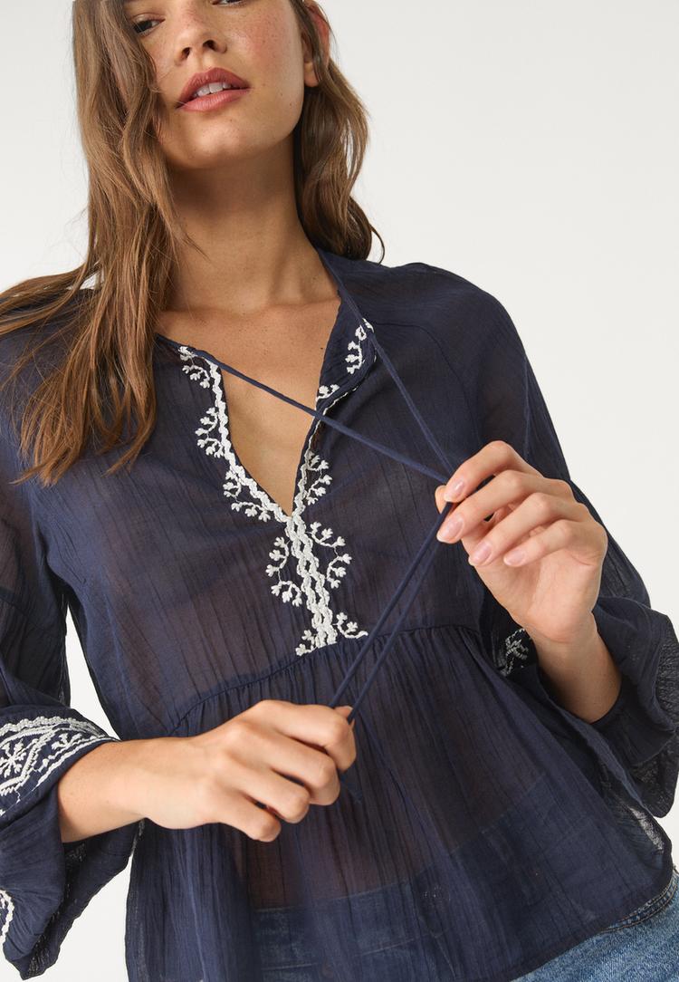 blusa fluida bordados