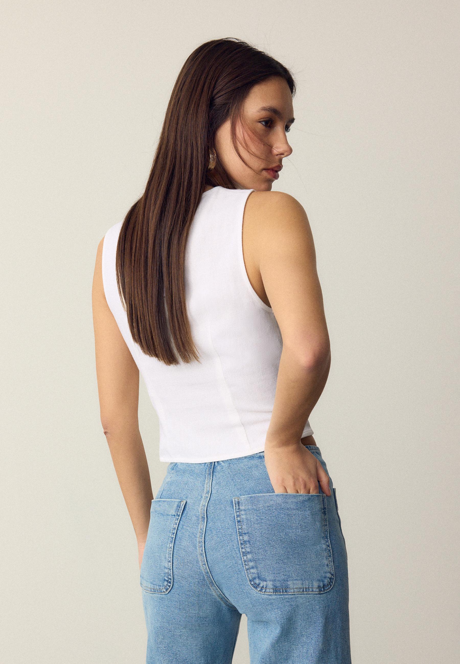 Sleeveless buttoned top — White