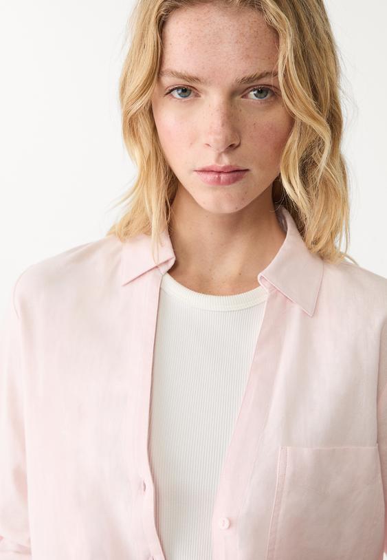 camisa fluida com bolso e linho