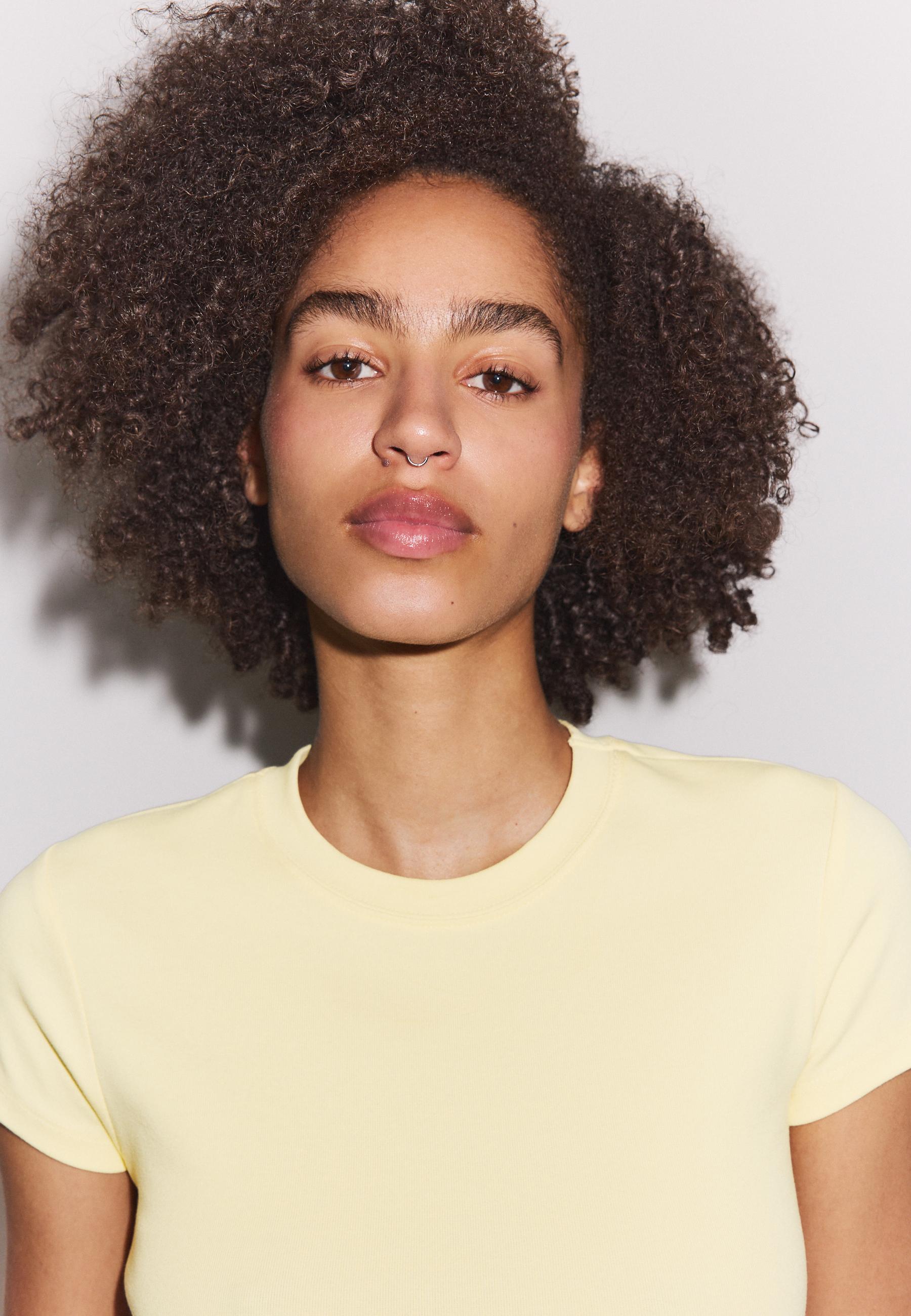 Basic round neck short sleeve T-shirt — Pastel yellow