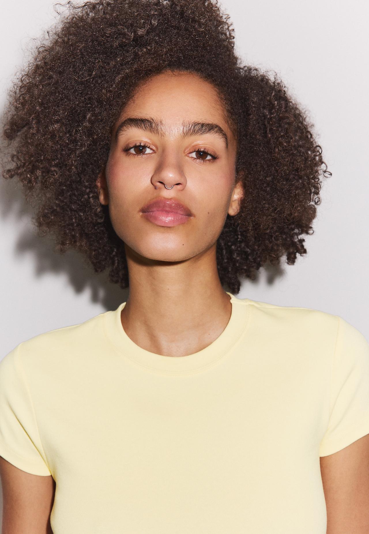 Basic round neck short sleeve T-shirt — Pastel yellow