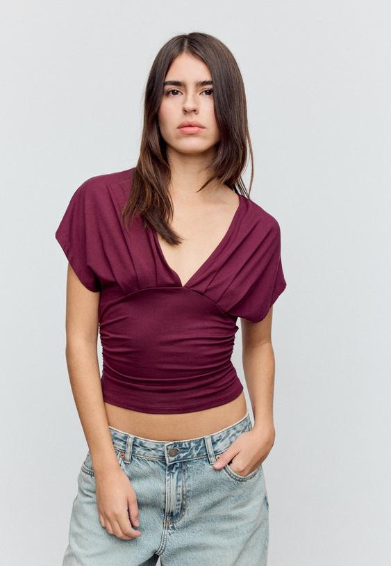 camiseta frunce escote pico