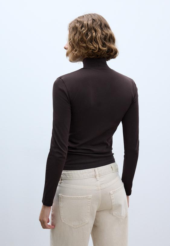 camiseta basica cuello alto