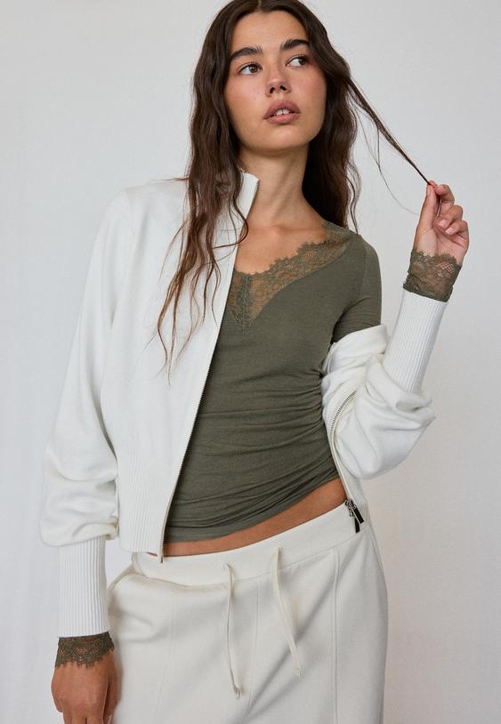 figurbetonte-strickjacke-mit-reiverschluss