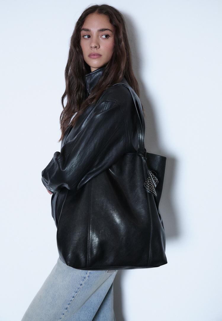 bolso shopper efecto piel detalle flores
