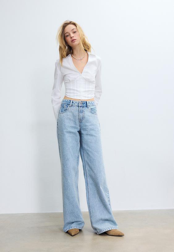 jeans a vita bassa e gamba larga con brillantini