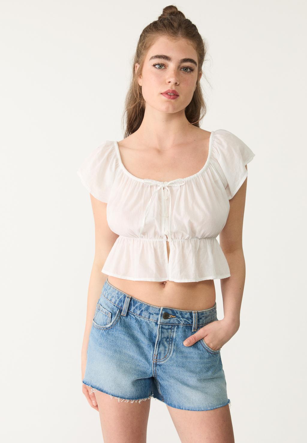 Flowing top with buttons