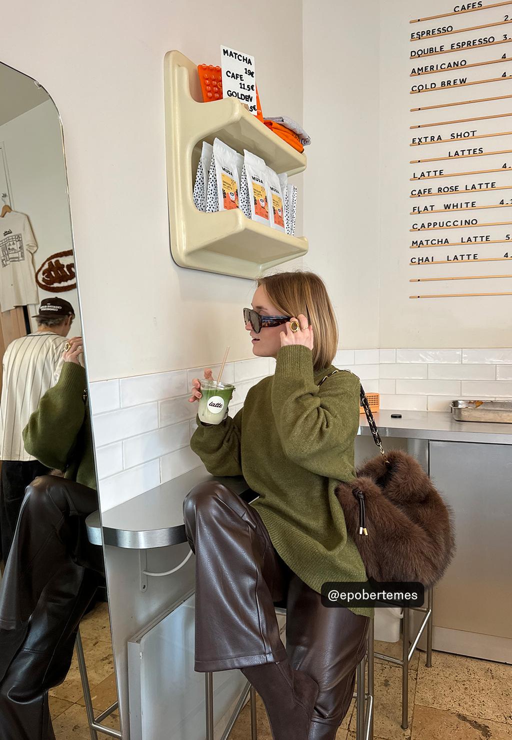 Mākslīgās kažokādas maisveida soma ar ķēdīti