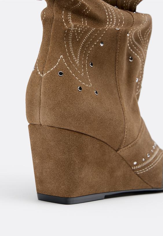 stivali con tacco a zeppa in pelle