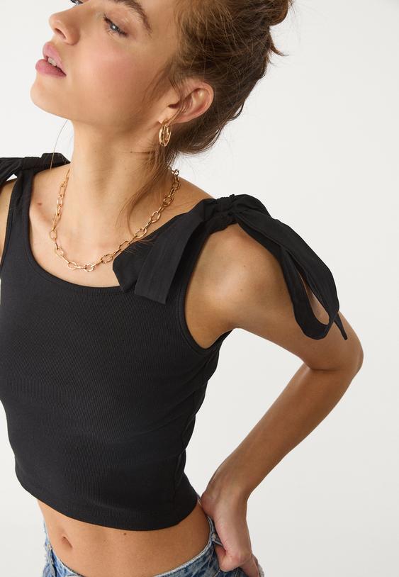 contrast top with ties